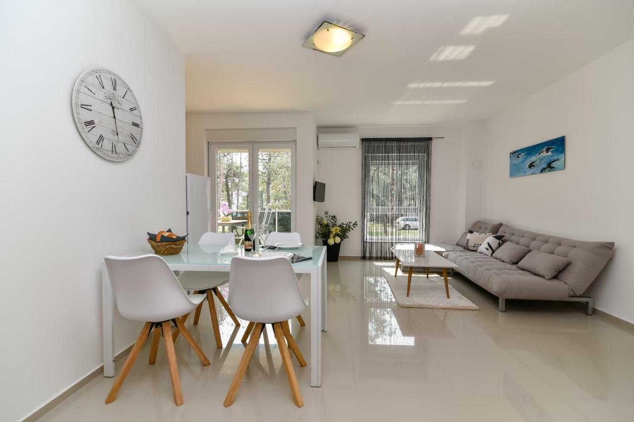 Denis Apartment Vir Exteriör bild