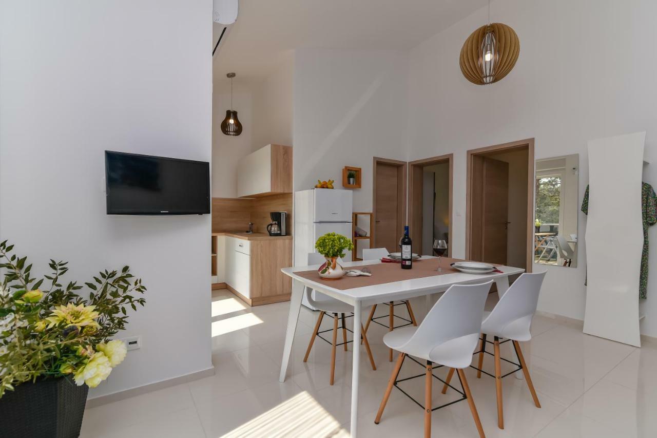 Denis Apartment Vir Exteriör bild