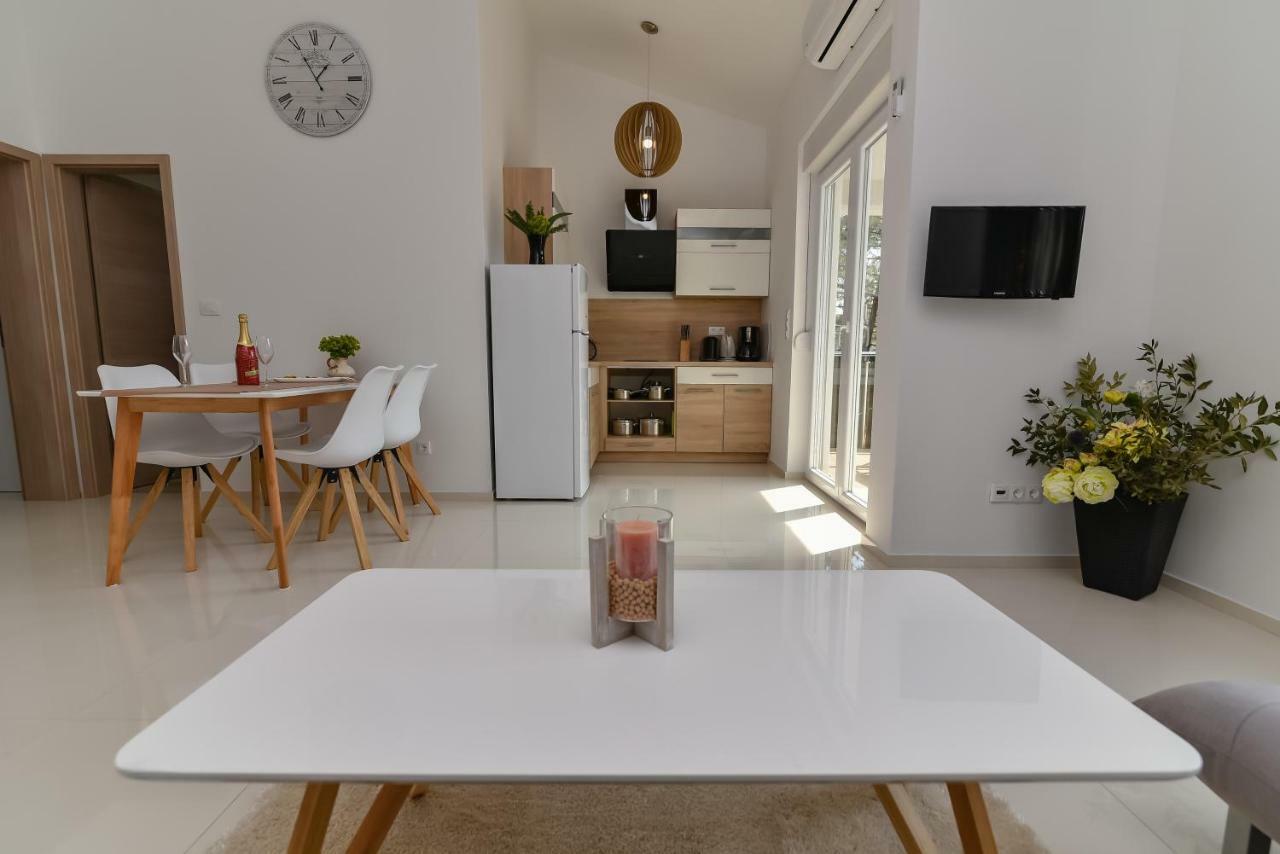 Denis Apartment Vir Exteriör bild
